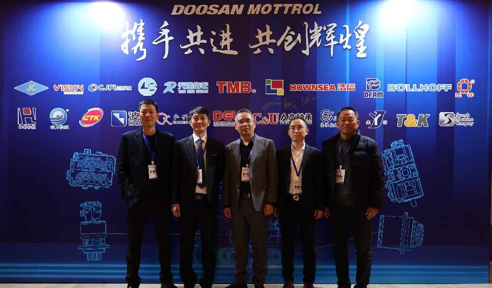 喜報(bào)！無(wú)錫左右精密機(jī)械有限公司榮獲斗山液壓機(jī)械（江陰）有限公司“2024年度鉆石供應(yīng)商”獎(jiǎng)項(xiàng)！